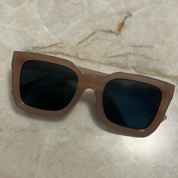 Aire Abstraction Sunglasses - Picture 4 of 8